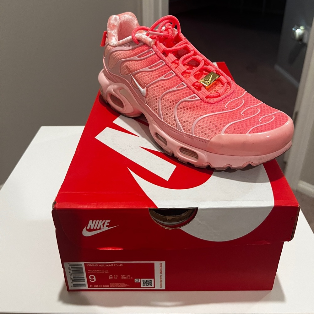 PINK NIKE SHOES